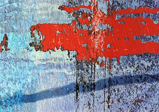 Macro-photographie abstraite : large coulée de rouge vif avec gouttes sur un fond bleu profond