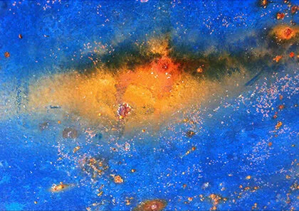 Macro-photographie abstraite bleue avec une diagonale orange évoquant une nébuleuse