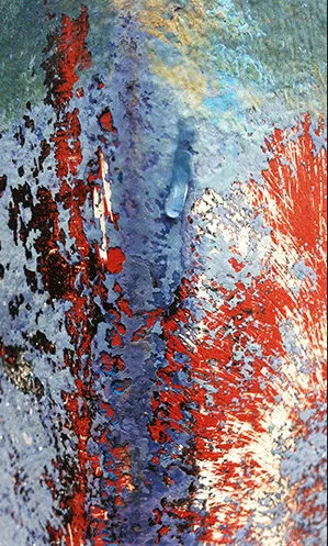 Macro-photographie abstraite d'une coque gris-bleu avec une tache rouge brique