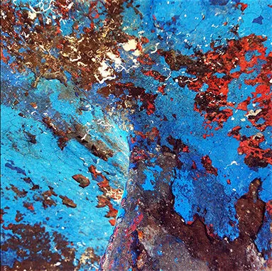 Macro-photographie abstraite bleu et turquoise avec rouille rouge